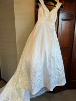 Signature Sleeveless Wedding Dress Size 8