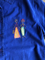 Really cute vintage shirt with African women appliqués -  Sz. Medium