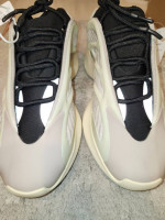 adidas Yeezy 700 V3 Azael - US10 - FW4980 - BRAND NEW!