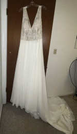 New Wedding Dress, size 24