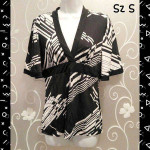 WOMENS BLACK & WHITE PATTERNED TOP SIZE S (READ)
