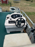 Pontoon boat