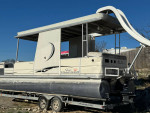 30’ party hut sun tracker pontoon with Slide