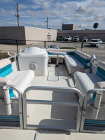 22' 1998 Hurricane Fun Deck Boat