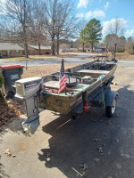 Flat bottom fishing boat
