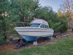 1978 Tiara 2500 (25’) with Flybridge and 8’ Beam