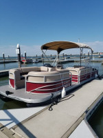24 ft 2018 Sun Tracker Pontoon Boat. Sportfish 22 DLX