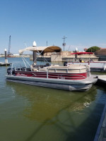 24 ft 2018 Sun Tracker Pontoon Boat. Sportfish 22 DLX