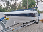 2018 Hurrican Sundeck 2400. Excelente condition.
