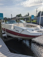 Good Condition 2006 Chaparral Sunesta 254 25' with Volvo Penta 5.0 MPI