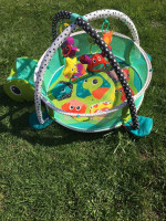 Infantino Baby Gym Play Mat Activity Center which provides various use