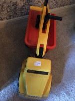 28" GIANT PLASTIC DUMP TRUCK AND DIGGER -LIKE NEW!