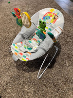 Baby bouncer w/ removable front toy bar