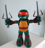 Ninja Turtles Stretch N Shout Raphael, Plus Action Figures