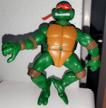 Ninja Turtles Stretch N Shout Raphael, Plus Action Figures
