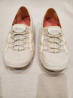 Womens Skechers Tennis Shoes 7.5 Medium
