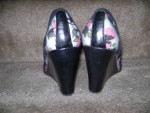 WOMEN'S DRAVEN ROSE PRINT (ROSES) WEDGE HEEL SHOES - SZ. 8W - NEW