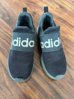 MEN ADIDAS SHOES :  SIZE 7
