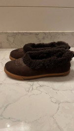 UGG Rylan Women’s Slippers / Shoes size 9