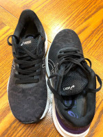 Asics women’s tennis shoes Sz 8