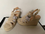 NIB Sopends Beige Crochet Wedge Heeled Shoes Size 8.5/39