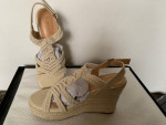 NIB Sopends Beige Crochet Wedge Heeled Shoes Size 8.5/39