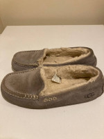UGG’s Moccasins Shoes Slippers Size 8 Women, Grey