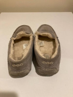 UGG’s Moccasins Shoes Slippers Size 8 Women, Grey