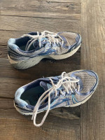 Brooks GTS 12 running shoes (size 9.5) - Reduced!