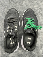 Under Armour Girl’s 3.5 Athletic Shoes in good shape!