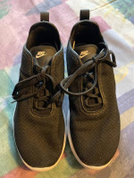 Womens NIKE Air Max Black/White Athletic Shoes Size 7