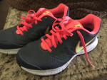 Ladies women's NIKE tennis shoes SIZE 8