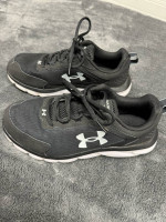 Under Armour Deluxe Foam Men’s 8 Athletic Shoes in excellent shape!  Color is 