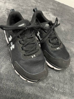 Under Armour Deluxe Foam Men’s 8 Athletic Shoes in excellent shape!  Color is 