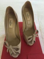 VALENTINO GARAVANI WOMENS NUDE HEELS SHOES W/BOW, IN BOX WITH SHOE BAG