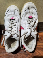 Ladies Nike Shoes size 8 US white and pink