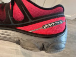 LADIES (BROOKS) PURE FLOW RUNNING SHOES SIZE 8  IN GOOD CONDITION $18