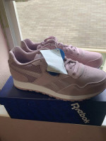 Womens magenta  size 7 reebok tennis shoes