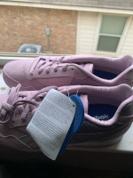 Womens magenta  size 7 reebok tennis shoes