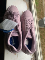 Womens magenta  size 7 reebok tennis shoes