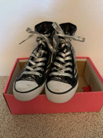 Girls Gotta Flurt Size 5.5M Black Wildlife Hi Top Lace-up Shoes