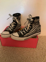 Girls Gotta Flurt Size 5.5M Black Wildlife Hi Top Lace-up Shoes