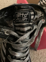 Girls Gotta Flurt Size 5.5M Black Wildlife Hi Top Lace-up Shoes