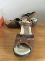 New Woman's Merrell Shoes Size 7