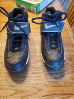 NIKE FOOTBALL SHOES SIZE 7 PRE-OWNED