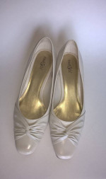 Womens 7M shoes ivory color East Fifth excellent condition gently worn