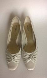 Womens 7M shoes ivory color East Fifth excellent condition gently worn