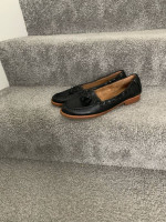 Woman’s White Mountain shoes size 10