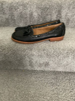 Woman’s White Mountain shoes size 10