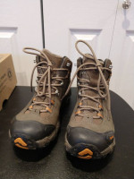 New Men's 8.5 Hiking Shoes